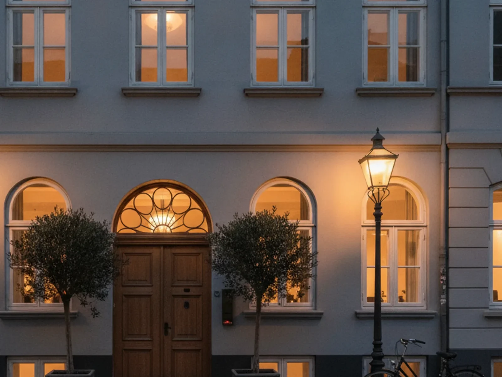 Hotel KBH facade i centrum af København om aftenen