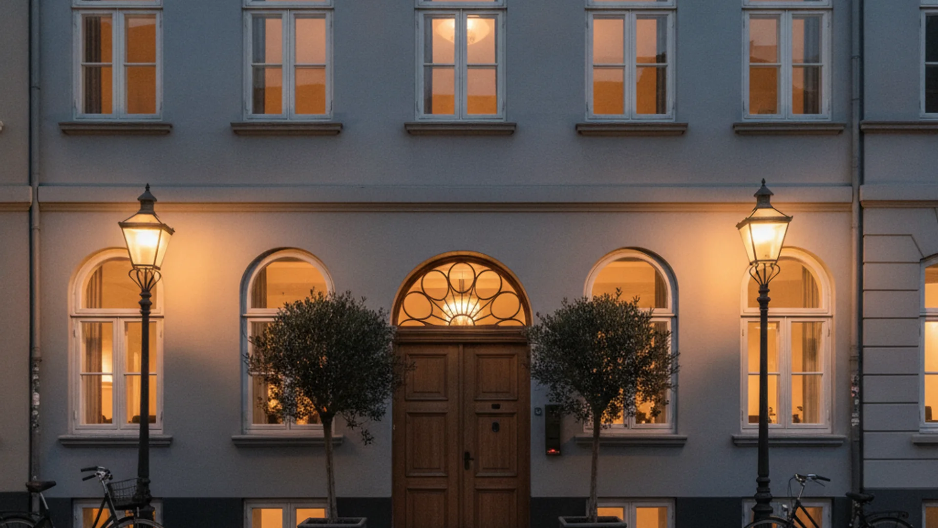 Hotel KBH facade i centrum af København om aftenen